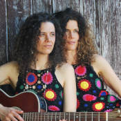 Zwei Frauen mit lockigen Haaren, die beieinander liegen